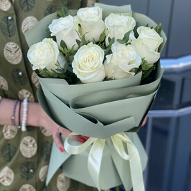 Букет из роз с зеленью