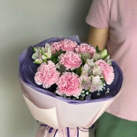 Букет с диантусами и альстромерией