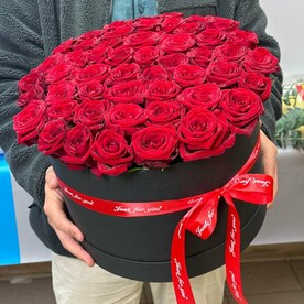 51 роза в коробке