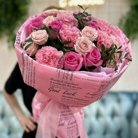 Букет из роз и диантусоа