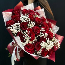 Букет красных роз с гипсофилой