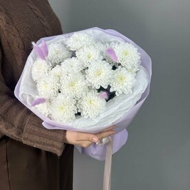 Букет белых хризантем в сиреневой упаковке