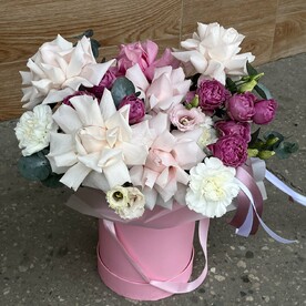 Шляпная коробка с розовыми розами