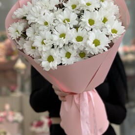 Букет из 7 свежих хризантем — яркое и элегантное украшение для любого события.