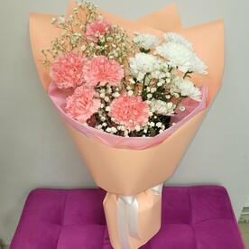 Букет из хризантемы и диантусов