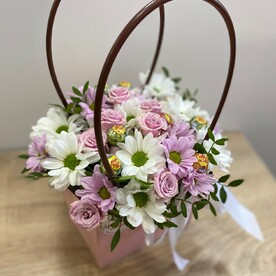 Сумочка «Яркость» со сладостями и хризантемой