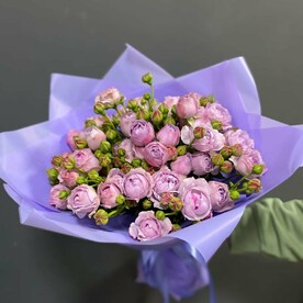 11 кустовых пионовидных роз с эвкалиптом