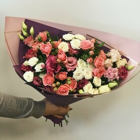 Гранд букет с эустомой и кустовой розой