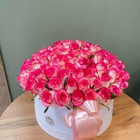 101 розовая роза в коробке