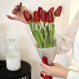7 тюльпанов в упаковке