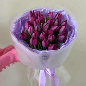 25 фиолетовых тюльпанов