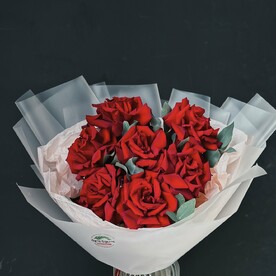 7 французских роз с эвкалиптом