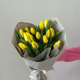 15 желтых тюльпанов