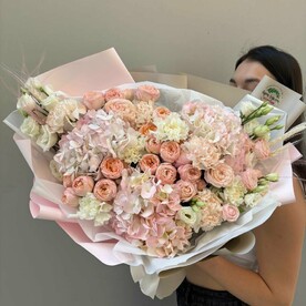 "Sweet Catalina" с гортензией и кустовой розой