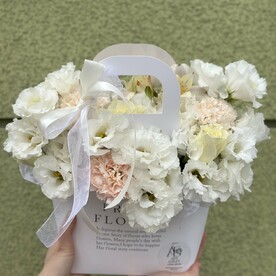 Композиция "Милк" с эустомой и диантусами