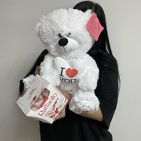 Мишка с сердце и коробка Рафаэло