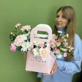 Сумочка с цветами в пудровых тонах