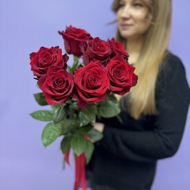 7 красных роз под ленту