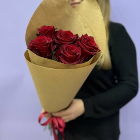 5 роз в крафте