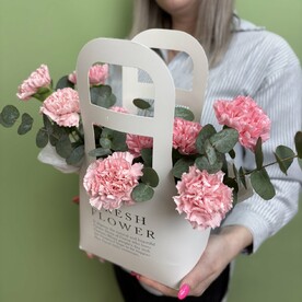 Сумочка с диантусами и эвкалиптом