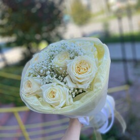 Пионовидные розы с гипсофилой