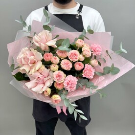 Розы гвоздики в авторском букете 50 см Q107
