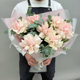 Розы французские Пинк Мондиаль с эвкалиптом 7 шт 50 см Q116