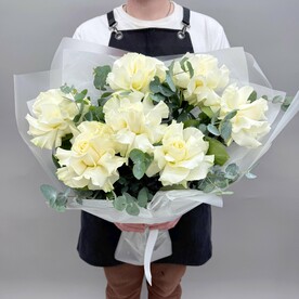 Розы французские Мондиаль с эвкалиптом 7 шт 50 см Q117