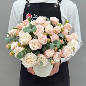 Розы пионовидные Бомбастик с эвкалиптом в коробке Q118