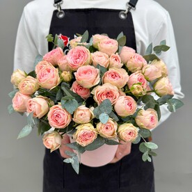 Розы пионовидные Кети с эвкалиптом в коробке Q120