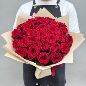 Розы красные Ред Наоми в букете 29 шт 50 см Q144