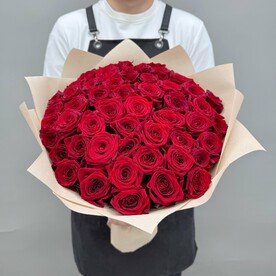 Розы красные Ред Наоми в букете 51 шт 50 см Q145