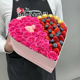 Кустовые розы, ягоды, конфеты в коробке Q149