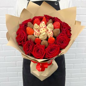 Розы красные Ред Наоми с клубникой в шоколаде 45 см Q152