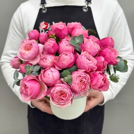 Розы пионовидные Сильва пинк с эвкалиптом в мини коробке Q114