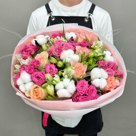 Розы, альстромерии с хлопком в авторском букете Q127