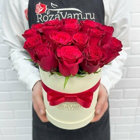 Розы красные Ред Наоми в шляпной коробке 19 шт Q160