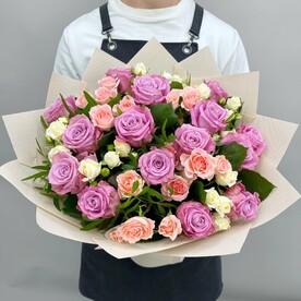 Розы, кустовые розы в авторском букете микс 50 см Q126