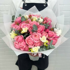 Розы пион кустовые Сильва Пинк с фрезией в букете 40 см Q159