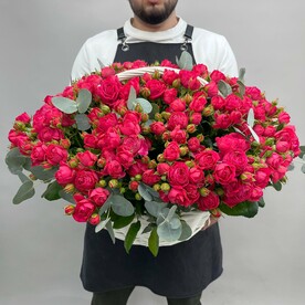 Q158 Корзина кустовых пион роз c эвкалиптом