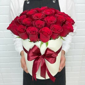 Q173 Шляпная коробочка из 29 роз