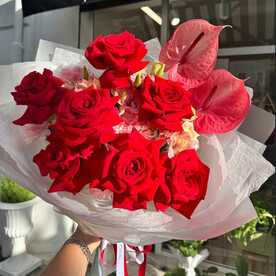 Букет из роз, гвоздики, альстромерии и антуриума