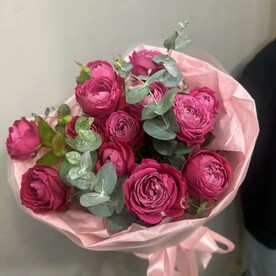 Букет малиновых кустовых роз с эвкалиптом ❣️