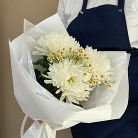 Букет одноголовых белых хризантем с ромашкой