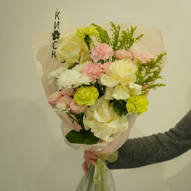 Весенний букет в нежных оттенках с розами