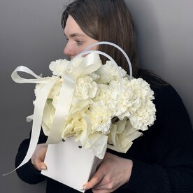 Композиция из белых диантусов