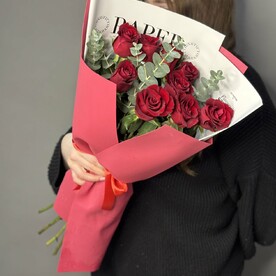 9 высоких роз с эвкалиптом