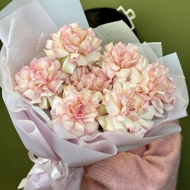 7 ажурных розовых роз