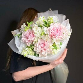 Букет Французская роза и альстрамерия