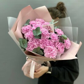 Букет из 21 диантуса и эвкалипта